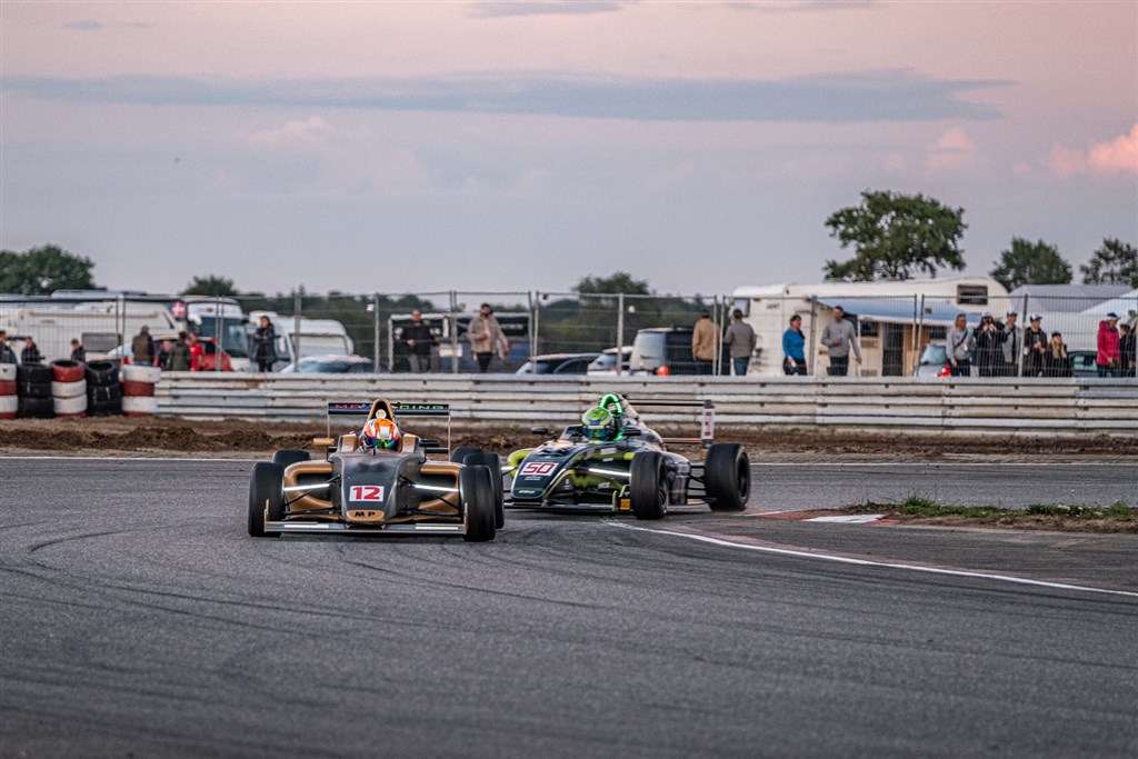 Der blev kørt tæt race gennem hele feltet - som sædvanlig.
(Foto: Formel 4 Danmark)